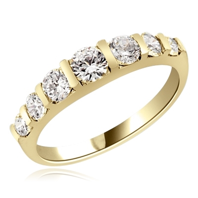 2.5 cts round brilliant stone ring in Yellow gold