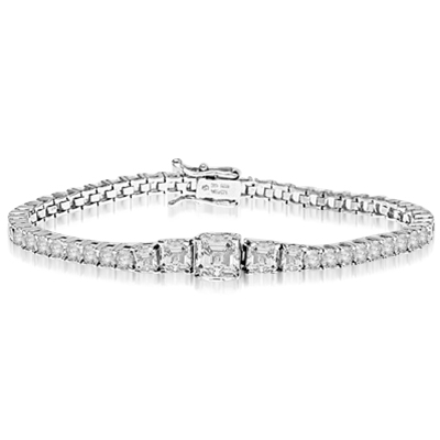 Asscher cut mania. Diamond Essence bracelet in graduated size Asscher cut classic stones, set in prong settings.