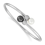 A dazzling bracelet for women with white and black pearls followed by charms decorated with simulated round brilliant diamonds by Diamond Essence set in platinum plated sterling silver.