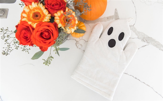 Christy Carlson Romano's Yummy Collection - Halloween Oven Mitt