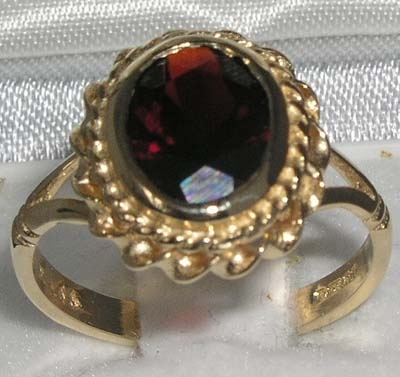 Stunning 9K Yellow Gold Garnet Solitaire Ring