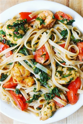Garlicky Shrimp Pasta with tomatoes