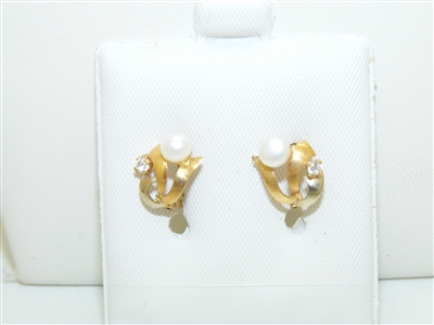 18k Yellow Gold Pearl Lever Back Earrings