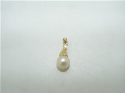14k yellow gold white cultured pearl with one diamond