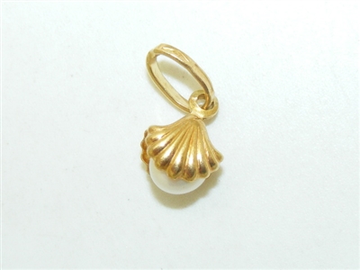 18k Yellow Gold Clam Pearl Pendant