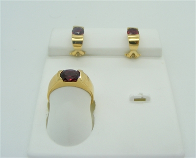 GARNET RING AND FRENCH CLIP EARRINGS SET. 18K YELLOW GOLD