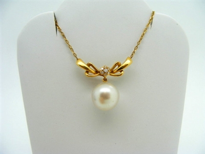 Gucci Pearl Bow Necklace