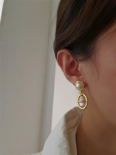 Her Pearl Earrings (will ship within 1~2 weeks later)