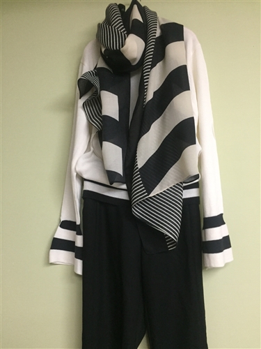 (Pre-Order) Black and White Stylish Scarf (will ship within 1~2 weeks)