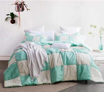 Dorm Size Quilt for Girl College Bedding Essentials Twin XL Quilt Microfiber Dorm Bedding Basics