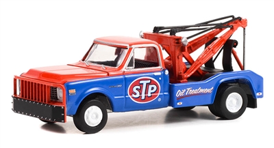 Greenlight Collectibles Dually Drivers Series 11 - 1971 Chevrolet C-30 Dually Wrecker (STP Oil)ually Wrecker (Michelin)