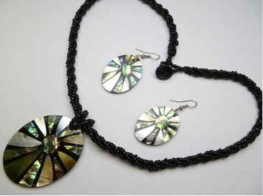 30391-2 Sea Shell Pendant w/Sea Beads Necklace& Earring Set