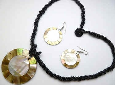 30391-6 Sea Shell Pendant w/Sea Beads Necklace& Earring Set
