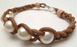 68042 Leather Bracelet with Fresh Water Pearl