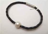 68045 Leather Bracelet with Fresh Water Pearl