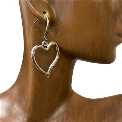 CE4337 HAMMERED HEART EARRINGS