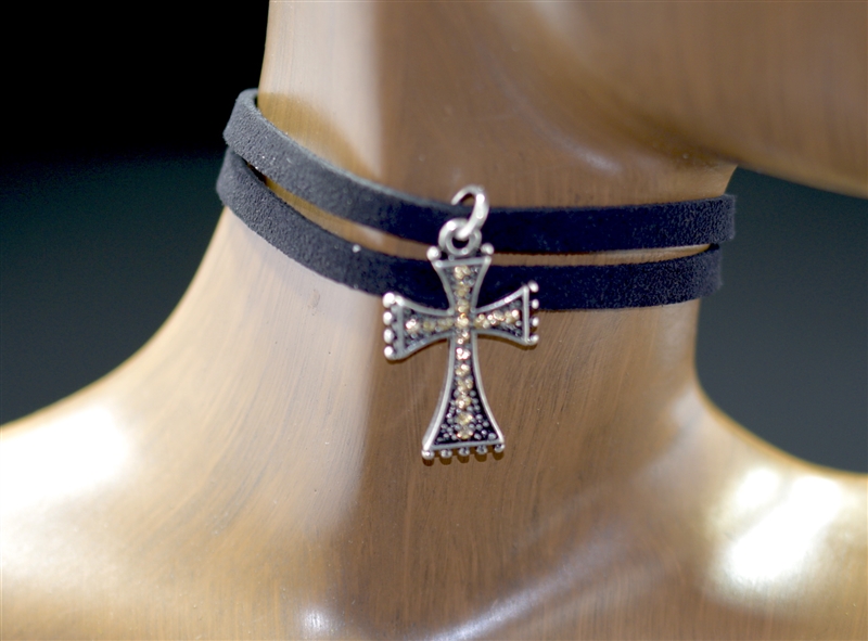 VN0343 SUEDE/CROSS CHOKER