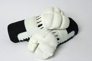 ** OUTLET ** Naginata White Kote (22x21)