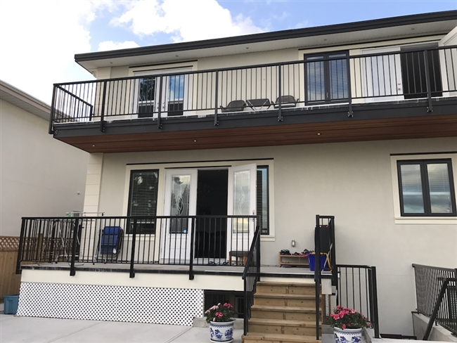 Vancouver stander side mount railing