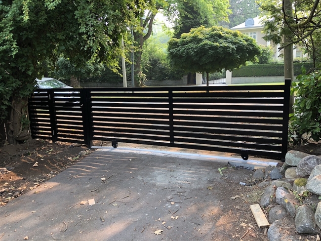 Aluminum Horizon style slide gate with Nice Robus 400