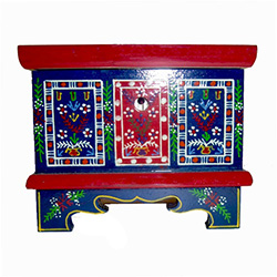 Traditional folk chests were used to store the most precious objects in a peasant's house. Their owners used to keep the dowry, festive costumes, special festive candles, rosaries, family treasures, linen, money and documents. Some of the wealthier brides