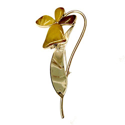 Artistically designed daffodil flower broach with custard colored amber set in sterling silver.