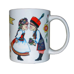 This attractive ceramic mug is decorated with three themes: Couple From Krakow, Wycinanka Rooster and Polish Crossed Flags.