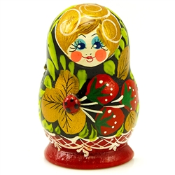 A great little souvenir of the Russian stacking dolls.  This magnet is hand painted in Russia.  Designs vary.