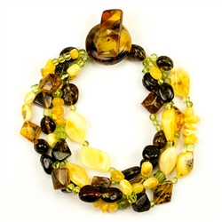 Bozena Przytocka is a designer of artistic amber jewelry based in Gdansk, Poland. Here is a beautiful example of her ability to blend
4 strands of multi-colored amber and peridot beads woven together.