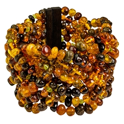 Bozena Przytocka is a designer of artistic amber jewelry based in Gdansk, Poland. Here is a beautiful example of her ability to blend amber and peridot to create a stunning bracelet.