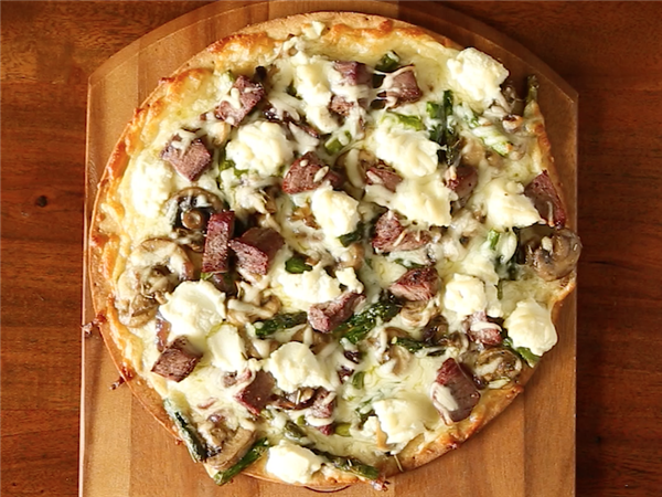 Steak and mushroom pizza with asparagus