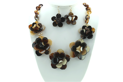 BROWN FLOWER NECKLACE