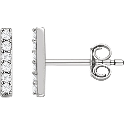 This vertical diamond stud features 6 stacked diamonds in each ear, shining and shimmering with round brilliant shine.