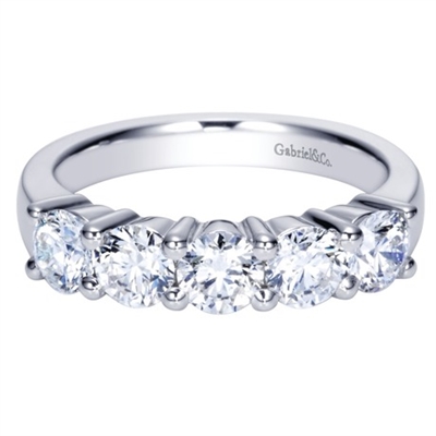 With 5 round diamonds and a total weight of 1 and a half carats of diamond shine, all set in shimmering 14k white gold in this fantastic and classic diamond wedding band.