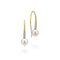 This 14k yellow gold diamond drop earring pair features diamonds and pearls.