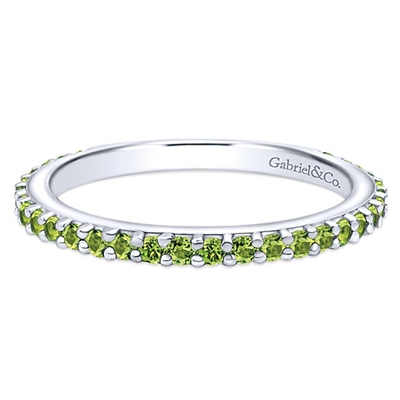 A row of peridot stones shimmer in this 14k white gold stackable ring.