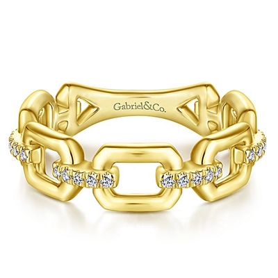 This 14k yellow gold diamond link ring features 0.10 carats of diamonds.