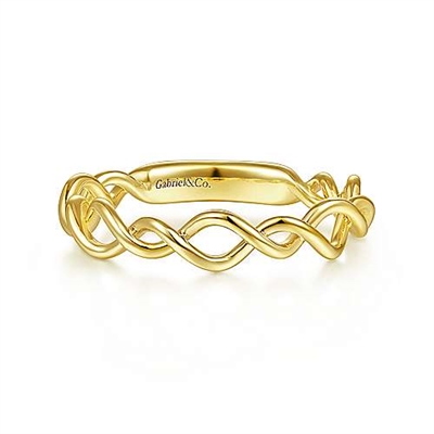 This 14k yellow gold stackable ring features a delicate weave of 14k yellow gold bands.