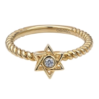 This 14k yellow gold ring features a diamond in the center of a star of david.