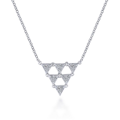 A 14k white gold diamond triangle necklace with 0,18 carats of round brilliant diamonds.