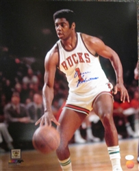 OSCAR ROBERTSON SIGNED 16X20 BUCKS PHOTO #1 - JSA