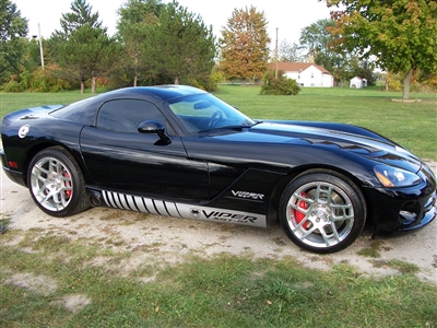 Black Dodge Viper w/ silver Rocker Stripe