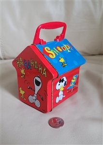 Snoopy Woodstock Peanut doghouse tin box