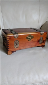 Nussbaum chest cedar storage box from INDIA