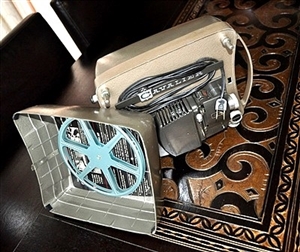 Vintage Cavalier De Luxe 8mm home movie projector model 660A in original case Vintage Cavalier De Luxe 8mm home movie projector model 660A in original case