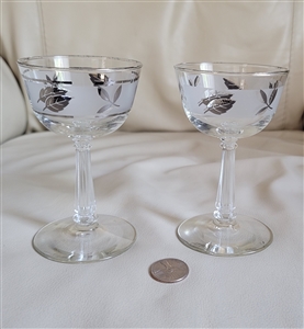 Coupe drinking pedestal glasses leaves decor