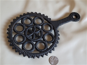 Wilton vintage round cast iron trivet