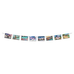 comes with 8 9 inch by 6 inch postcards celebrating classic American locals including Mt. Rushmore, The Golden Gate Bridge, St. Louis Arch, Las Vegas, Vail, Chicago, Waikiki Beach and Miami.  Comes complete with 12 feet of cord for hanging the postcards.