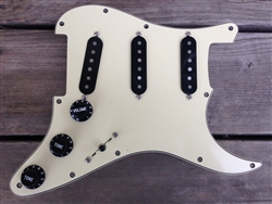 STRAT PICKGUARD CREME/BLACK PRE-WIRED WITH SEYMOUR DUNCAN APS-1 ALNICO II and SSL-5 Custom