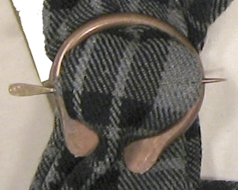 penanular brooch